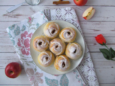Дрожжевые булочки розочки с яблоками в духовке