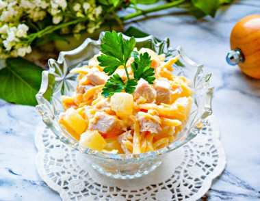 Салат с ананасом и курицей и сыром с чесноком Салат с ананасом и курицей и сыром с чесноком