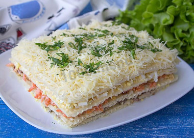 Закусочный вафельный торт с яйцом и скумбрией Закусочный вафельный торт с яйцом и скумбрией