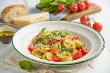 Домашние тортеллини с сыром и мясной начинкой