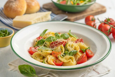 Домашние тортеллини с сыром и мясной начинкой