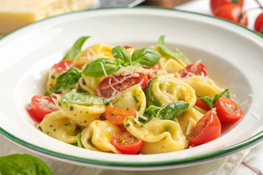 Домашние тортеллини с сыром и мясной начинкой