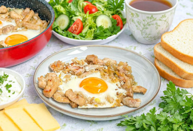 Свинина с яйцами на сковороде Свинина с яйцами на сковороде