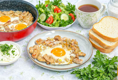 Свинина с яйцами на сковороде Свинина с яйцами на сковороде