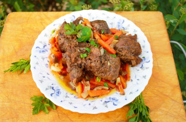 Заяц тушеный с овощами и чесноком на сковороде Заяц тушеный с овощами и чесноком на сковороде