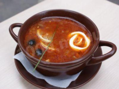 Солянка с мясным набором и языком Солянка с мясным набором и языком