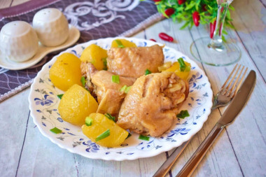 Курица запеченная в мультиварке с картошкой Курица запеченная в мультиварке с картошкой
