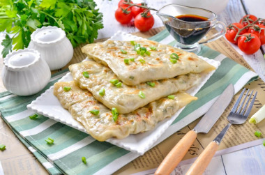 Слоеная китайская лепешка с мясом и зеленым луком Слоеная китайская лепешка с мясом и зеленым луком