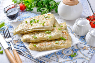 Слоеная китайская лепешка с мясом и зеленым луком Слоеная китайская лепешка с мясом и зеленым луком