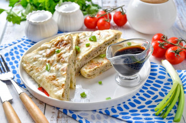 Слоеная китайская лепешка с мясом и зеленым луком Слоеная китайская лепешка с мясом и зеленым луком