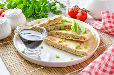 Слоеная китайская лепешка с мясом и зеленым луком Слоеная китайская лепешка с мясом и зеленым луком