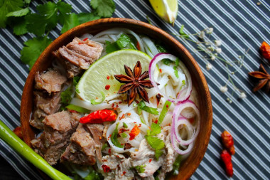Классический вьетнамский суп фо бо