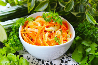 Салат из свежих огурцов и моркови
