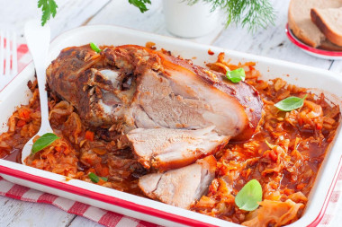 Свиная рулька с капустой Свиная рулька с капустой