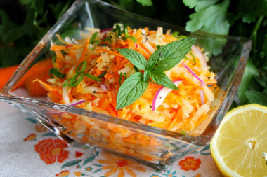 Простой ПП салат из дайкона с морковью и яблоком