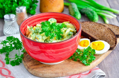 Салат из свежих огурцов и яиц