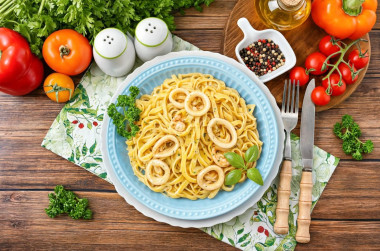 Макароны с кальмарами в сливочном соусе Макароны с кальмарами в сливочном соусе