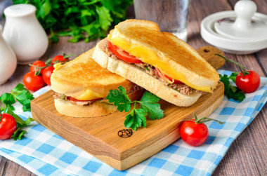 Тунец с сыром бутерброды сэндвичи
