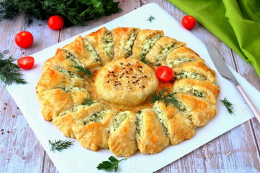 Пирог с адыгейским сыром и зеленью из слоеного теста