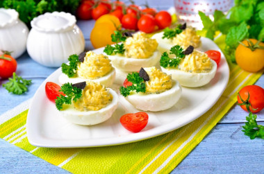 Яйца с укропом и сыром фаршированные