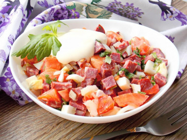 Салат с копченой колбасой и помидорами
