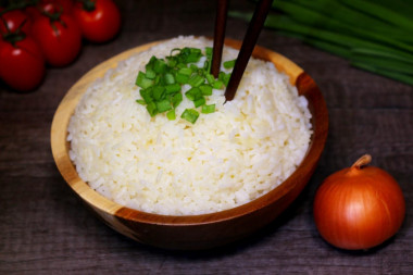 Рис томленый в сливочном масле с зеленым луком