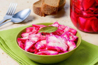 Капуста со свеклой и чесноком быстрого приготовления Капуста со свеклой и чесноком быстрого приготовления