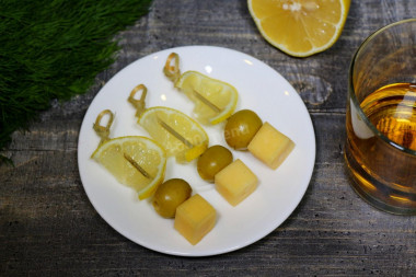 Канапе с оливками  и сыром на шпажках