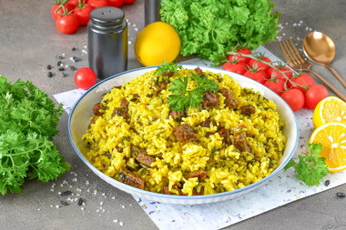 Бухарский плов в казане с говядиной и пряностями