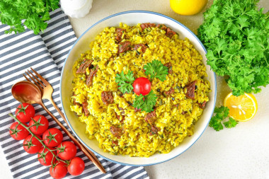 Бухарский плов в казане с говядиной и пряностями