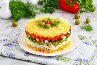 Салат с яйцом сыром кукурузой и огурцом Салат с яйцом сыром кукурузой и огурцом