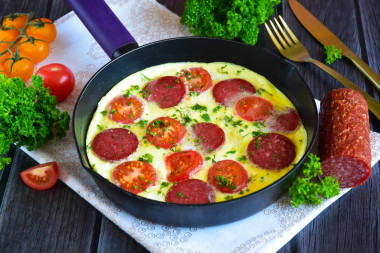 Омлет на сковороде с колбасой и помидорами
