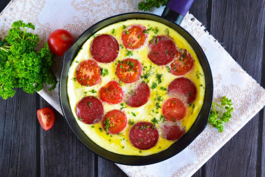 Омлет на сковороде с колбасой и помидорами