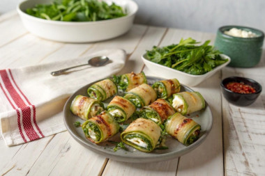 Рулетики из кабачков с творожным сыром и песто Рулетики из кабачков с творожным сыром и песто