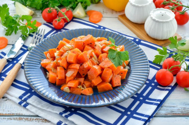 Тушеная морковь с луком на сковороде