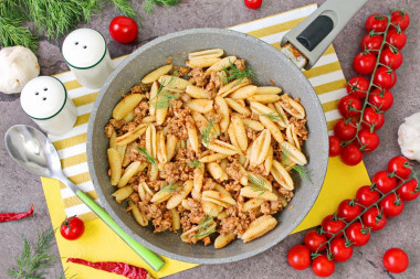 Макароны с помидорами и фаршем Макароны с помидорами и фаршем