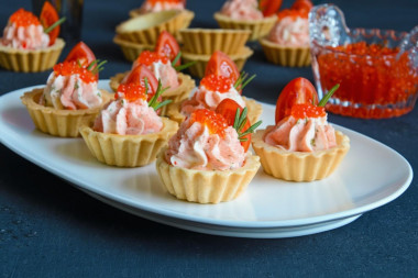 Тарталетки с сыром и чесноком с крабовыми палочками Тарталетки с сыром и чесноком с крабовыми палочками