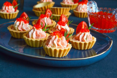 Тарталетки с сыром и чесноком с крабовыми палочками Тарталетки с сыром и чесноком с крабовыми палочками
