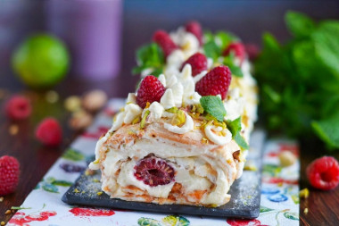 Меренговый рулет с фисташками, малиной и маскарпоне Меренговый рулет с фисташками, малиной и маскарпоне