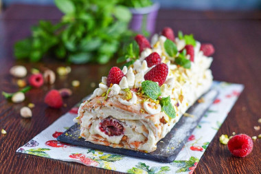Меренговый рулет с фисташками, малиной и маскарпоне Меренговый рулет с фисташками, малиной и маскарпоне