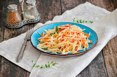 Салат из свежей капусты с морковью как в столовой с уксусом