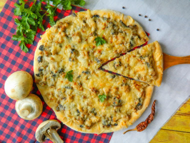 Пицца с курицей и шампиньонами Пицца с курицей и шампиньонами