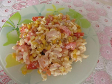 Салат с копченой курицей помидором сыром кукурузой