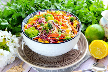 Салат с фунчозой овощами и соевым соусом