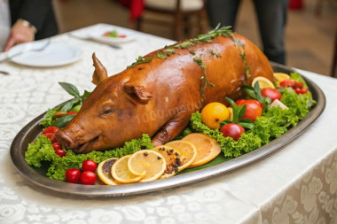Запеченный молочный поросенок в духовке Запеченный молочный поросенок в духовке