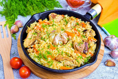 Ароматный рассыпчатый плов с курицей на сковороде Ароматный рассыпчатый плов с курицей на сковороде
