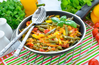 Стручковая фасоль с овощами на сковороде