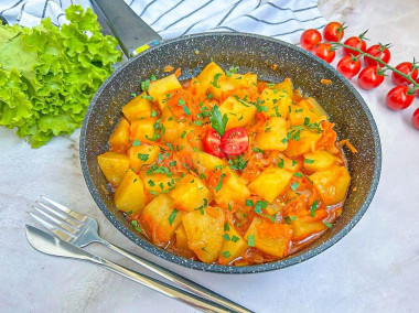 Тушеная картошка с томатной пастой на сковороде Тушеная картошка с томатной пастой на сковороде