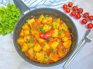 Тушеная картошка с томатной пастой на сковороде Тушеная картошка с томатной пастой на сковороде