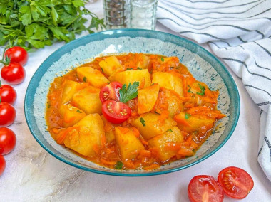 Тушеная картошка с томатной пастой на сковороде Тушеная картошка с томатной пастой на сковороде